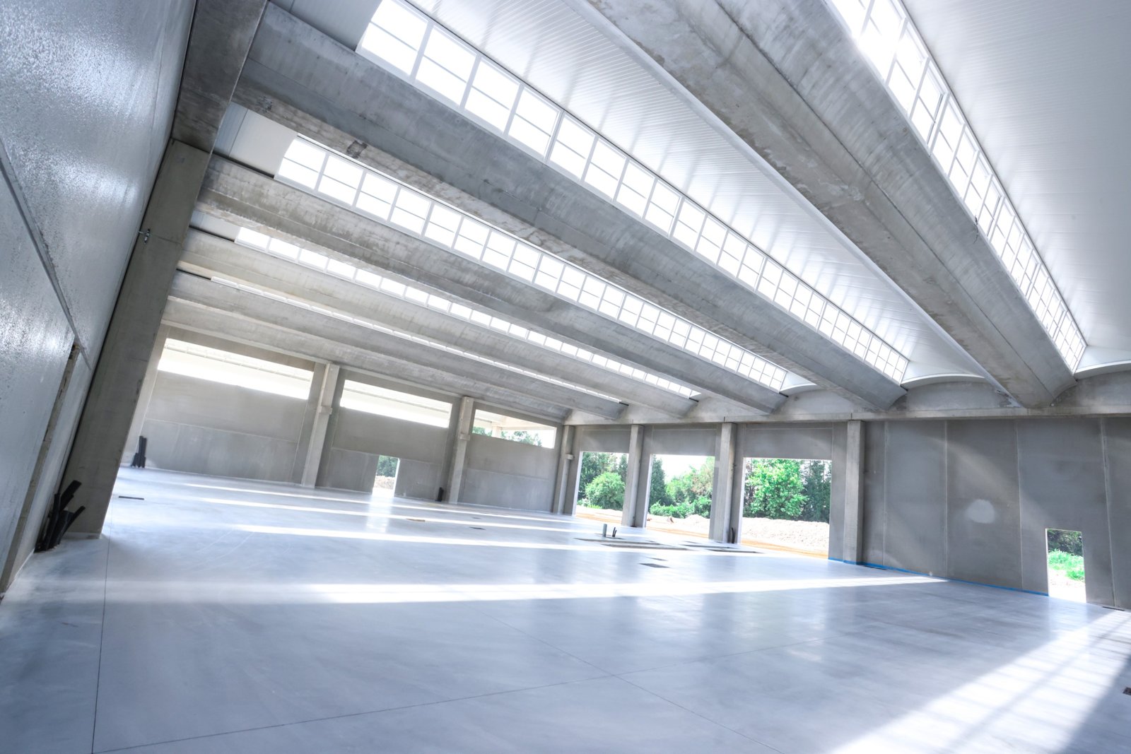 Officine Mantovan: dentro: sette metri liberi sotto trave