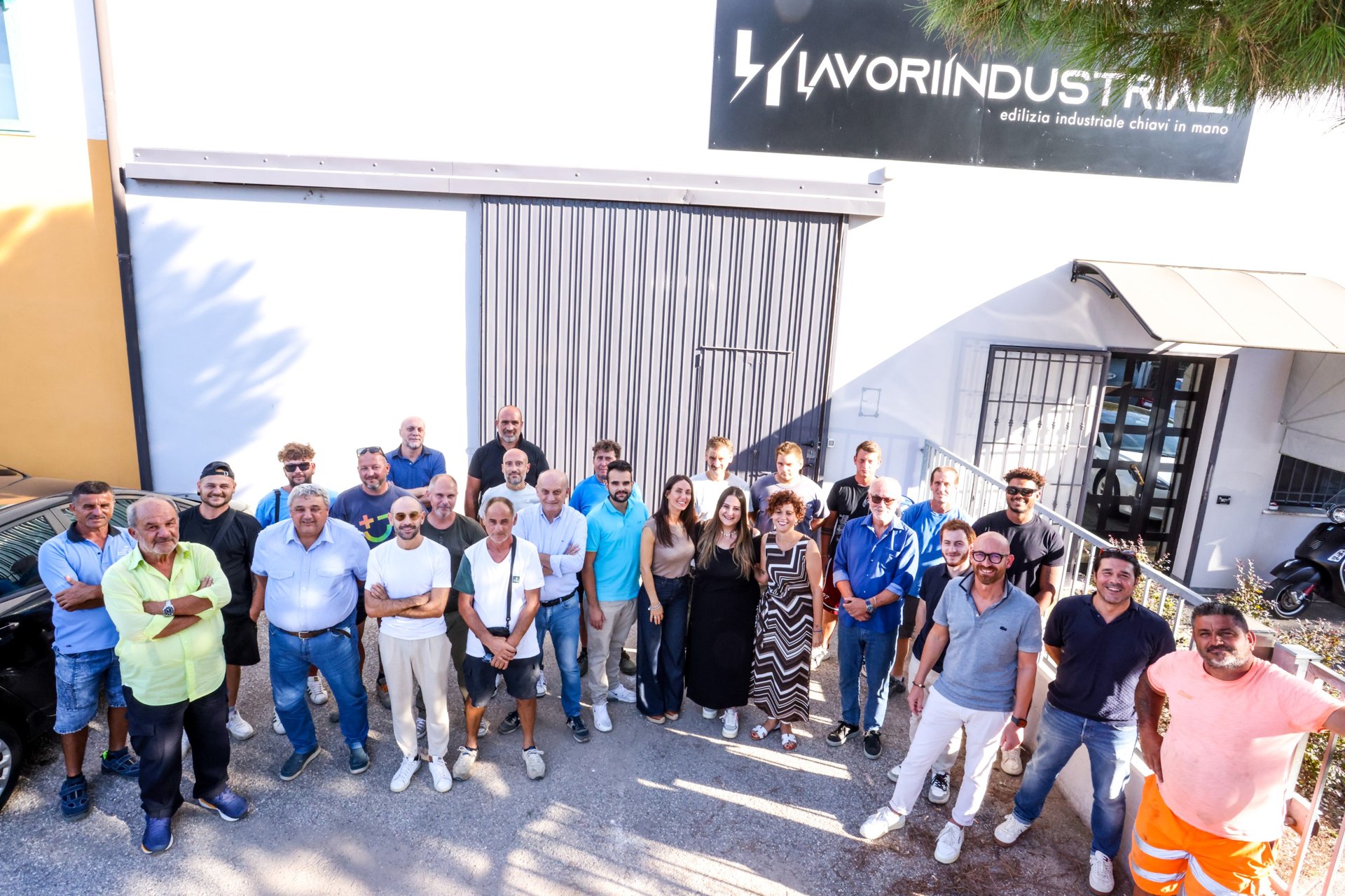 La squadra di Lavori Industriali davanti alla sede di Rovigo